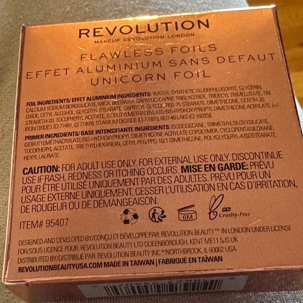 NIP Makeup Revolution Flawless Foils eyeshadow and intensifying primer set.